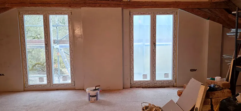 Ausgebautes Dachgeschoss mit neuen, bodentiefen Fenstern