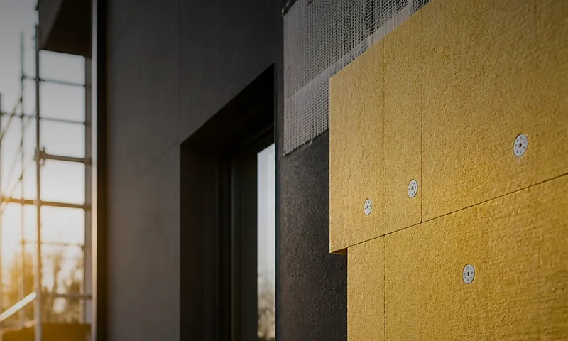 Dämmplatten an einer dunklen Fassade