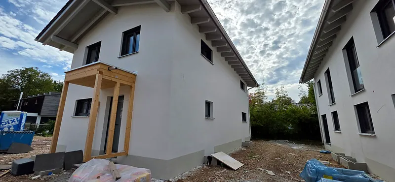 Fassadenarbeiten am eingerüsteten Gebäude