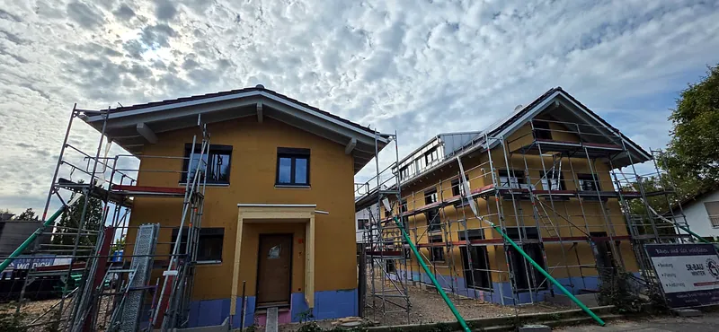 Fassade im eingerüsteten Rohzustand