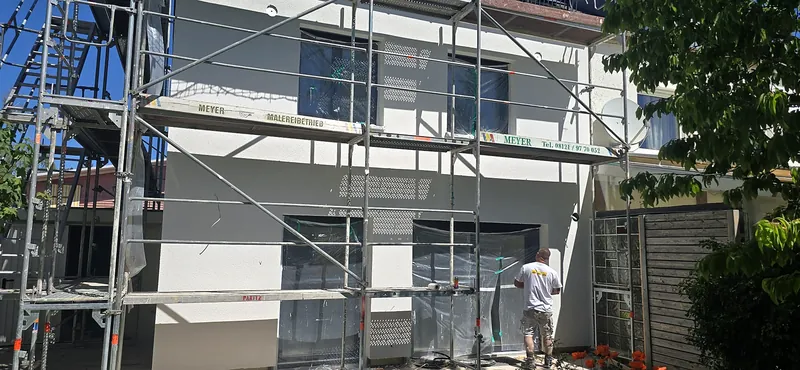 Neubau mit fertiger, heller Fassade