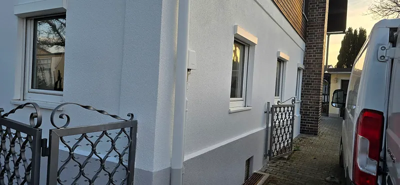 Neu verputzte Fassade nach der Dämmung