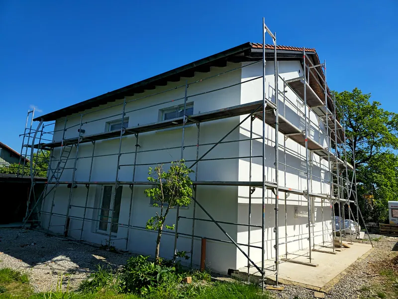 Fassade im eingerüsteten Rohzustand