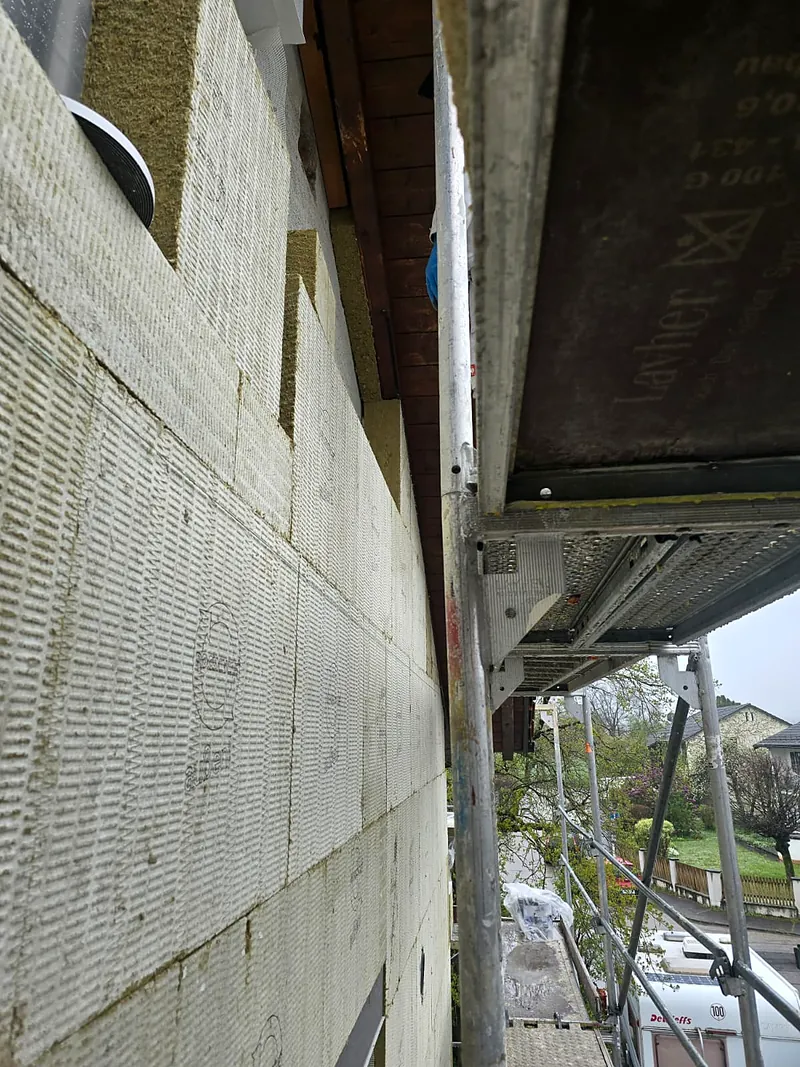 Neu verputzte Fassade nach der Dämmung