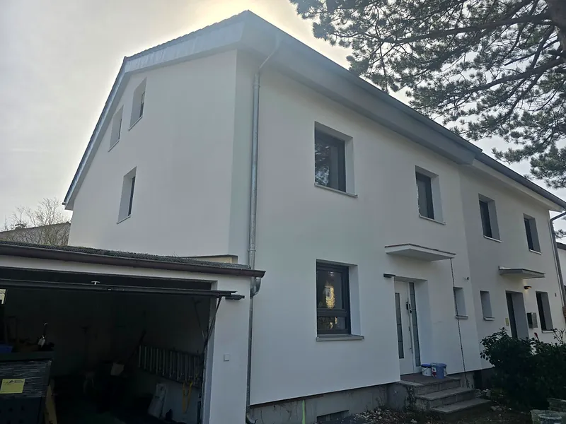Fertig gedämmte und verputzte Fassade