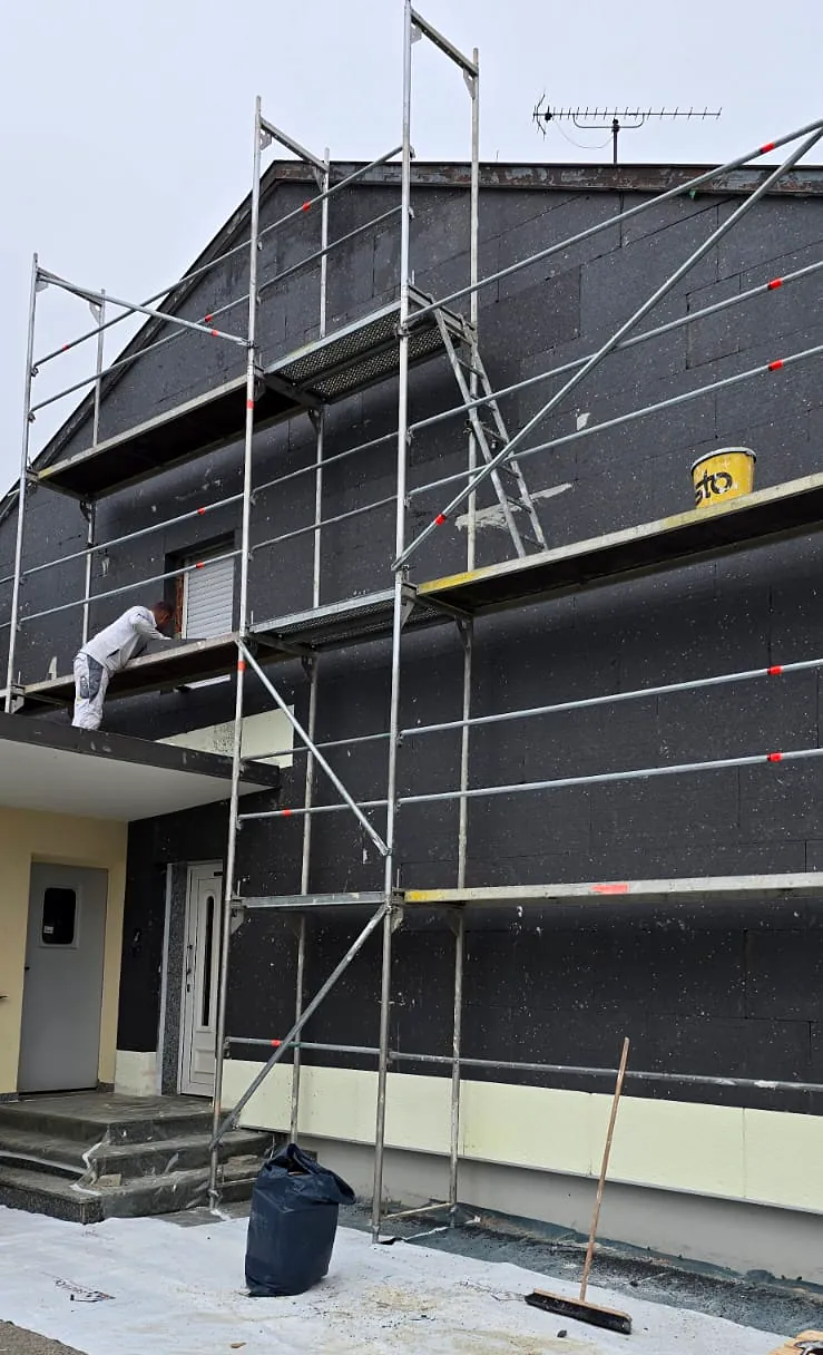 Eingerüstetes Haus mit angebrachter Fassadendämmung