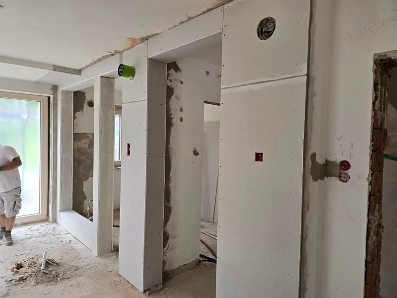 Neu gestellte Trockenbauwände in einem Wohnraum
